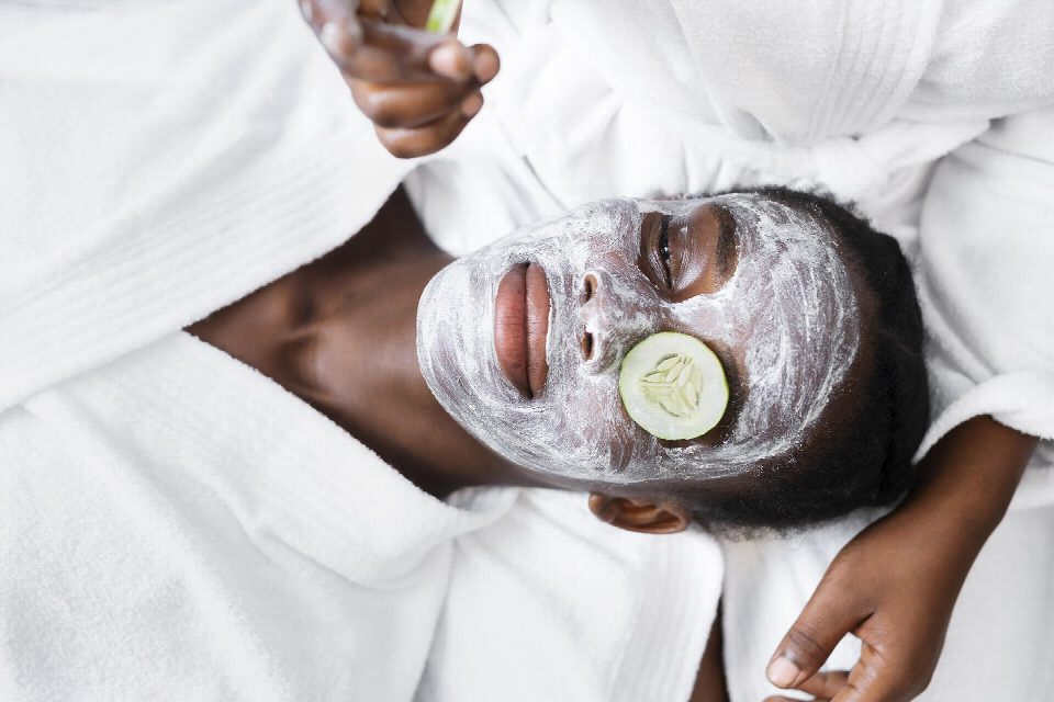 Tratamento de limpeza facial numa cabine de estética