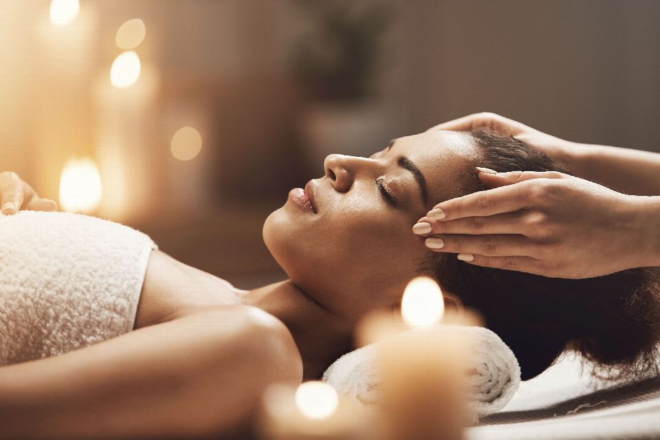 Ambiente de spa à luz de velas, preparado para um ritual de relaxamento